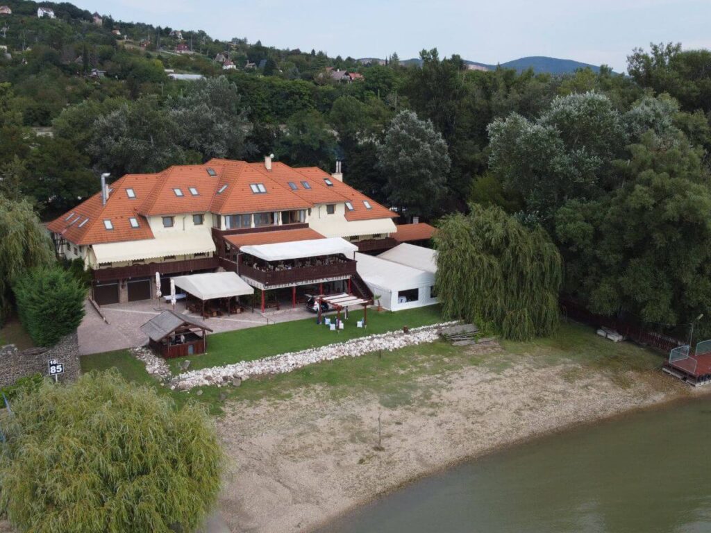 Camelot Club Hotel és Étterem Vác