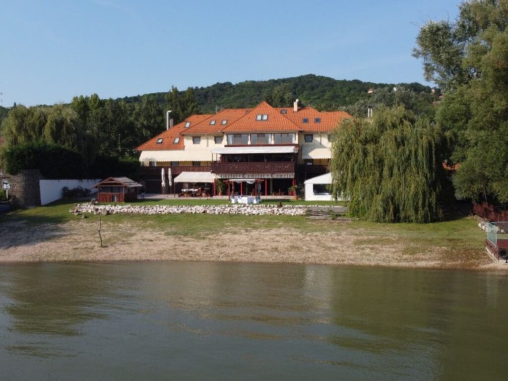 Camelot Club Hotel és Étterem Vác