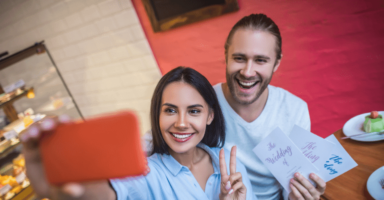 esküvői meghívó átadása