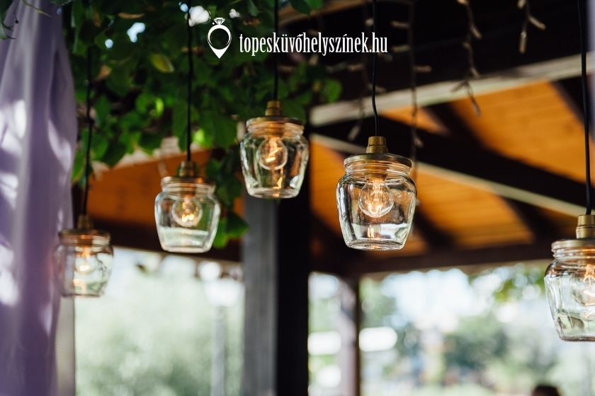 kültéri esküvői dekoráció